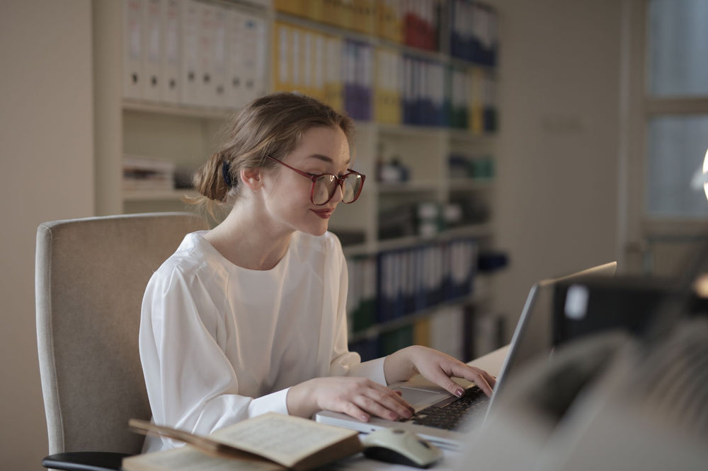 Modern bir ofis ortamında çalışan profesyonel kadın