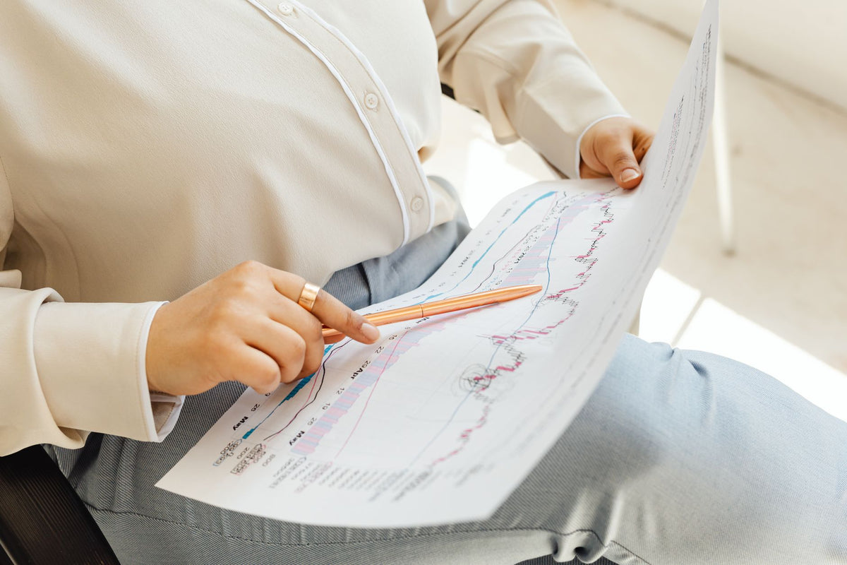 Finansal verileri analiz eden profesyonel bir kadın